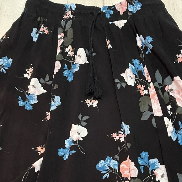 Torrid skirt - plus size 0, perfect condition. never used or worn - Picture 2 of 3
